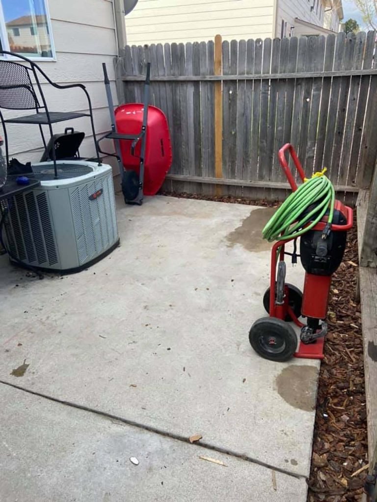 Perro nunca antes tuvo un patio y su familia le construye uno