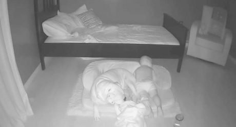 Cámara capta niño pequeño cuando se escabulle para dormir con su perro