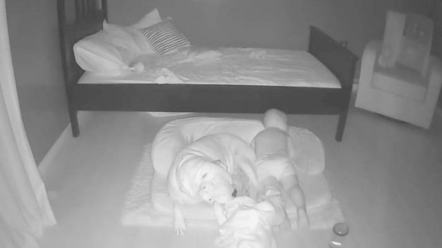 Cámara capta niño pequeño durmiendo con su perro