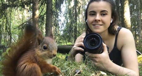 Fotógrafa se convierte en una madre improbable para un grupo de ardillas