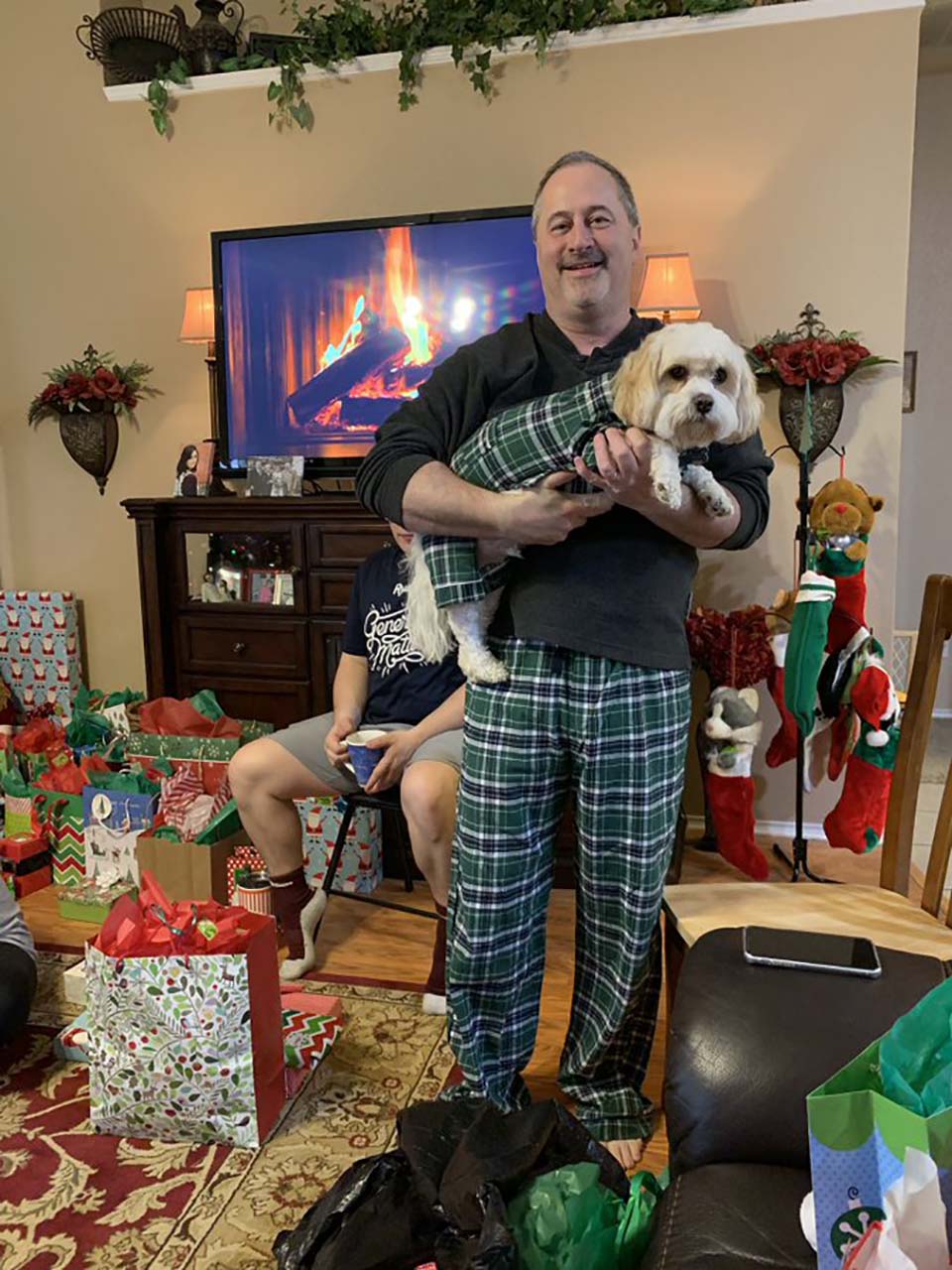 Papá y su mascota en pijamas