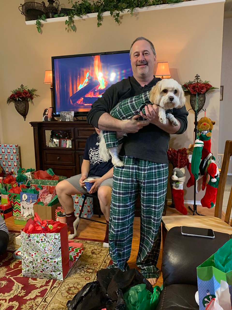 Papá y su mascota en pijamas