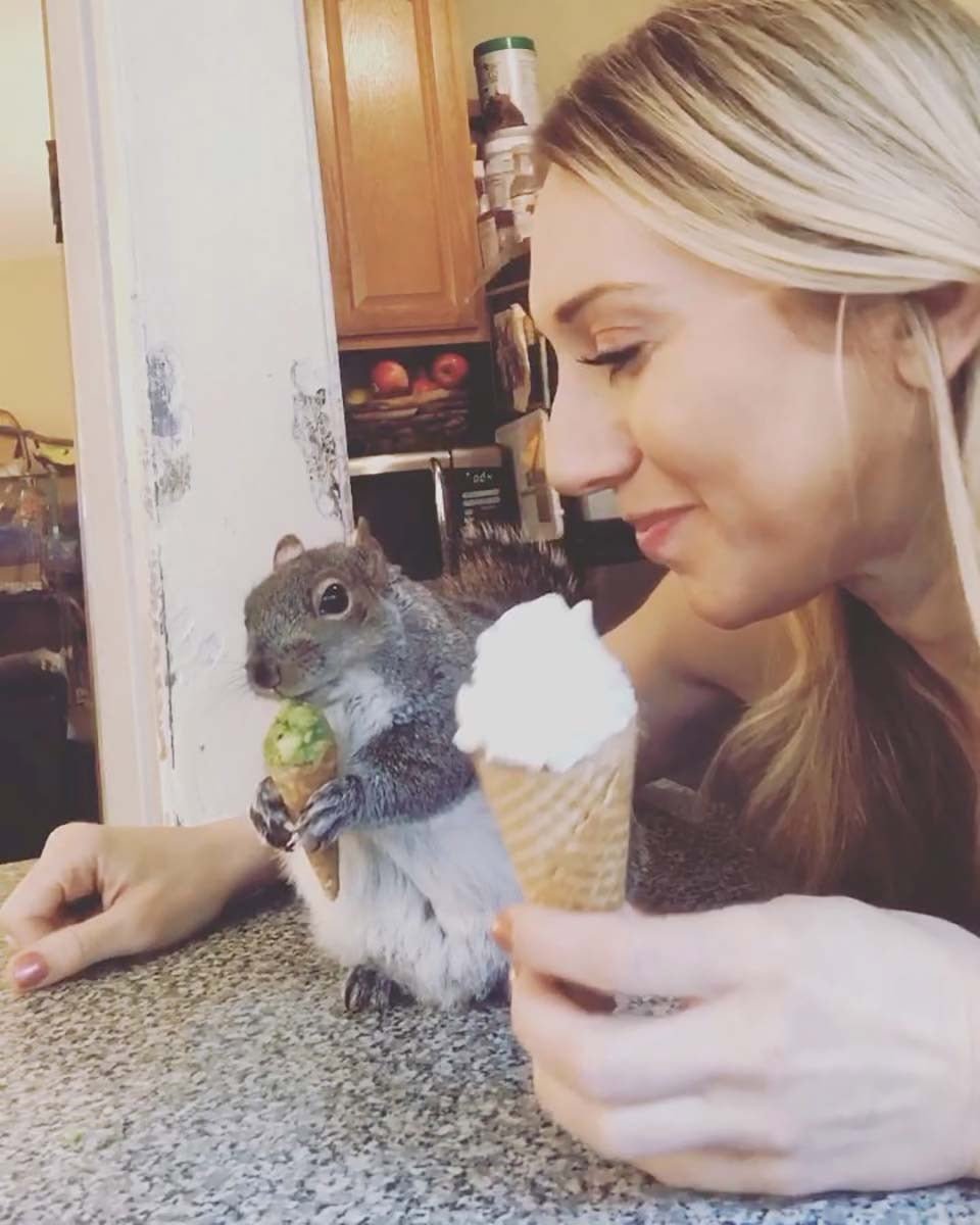 Thumbelina comiendo helado