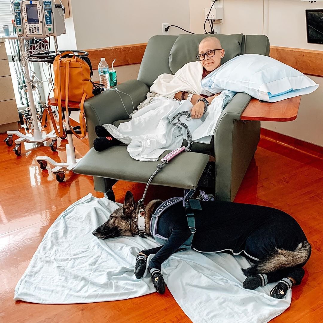 Mascota y su madre en sesión de quimioterapia