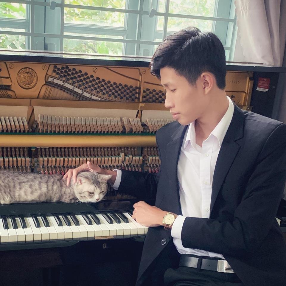 Gatito y su humano en el piano