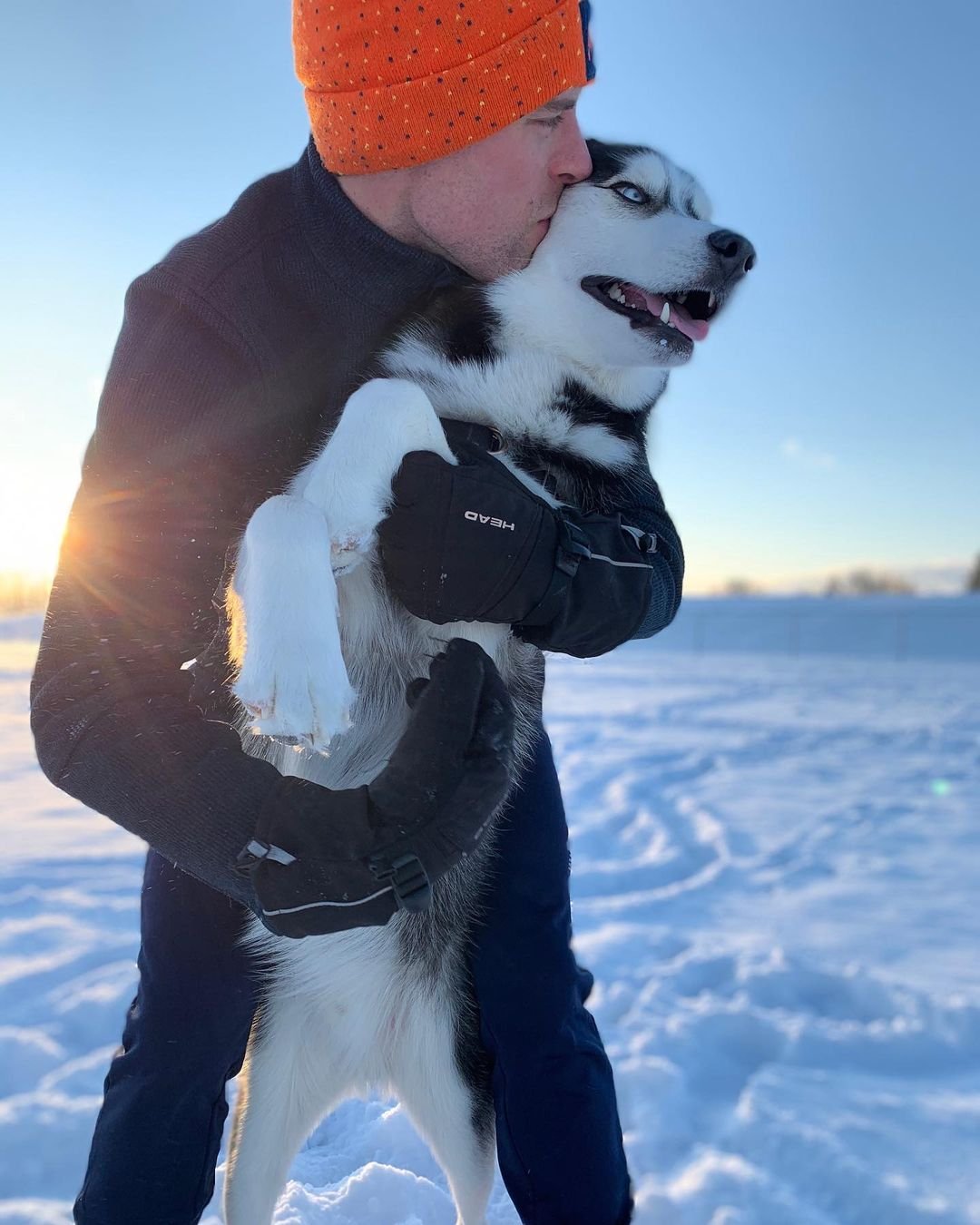 Perrito amante de la nieve y su padre