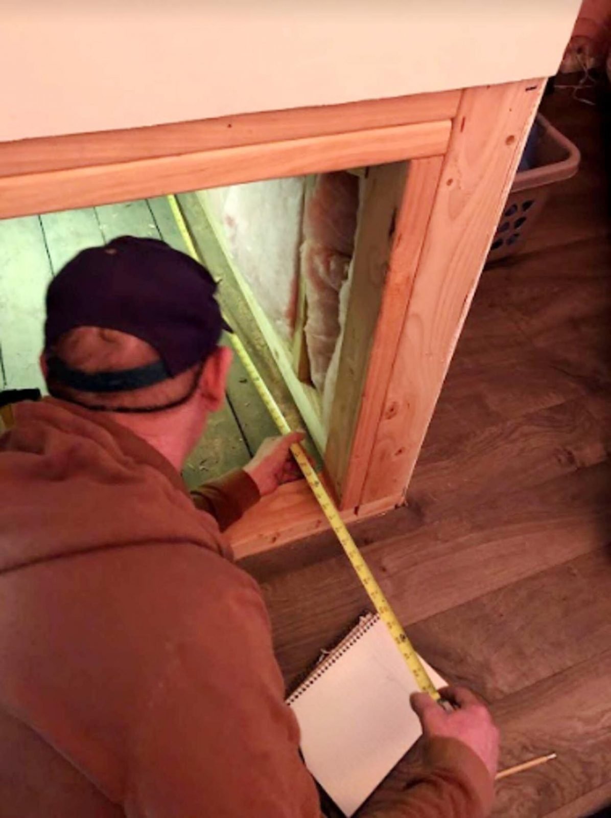 Hombre transforma espacio detrás de pared en un dormitorio para su gato