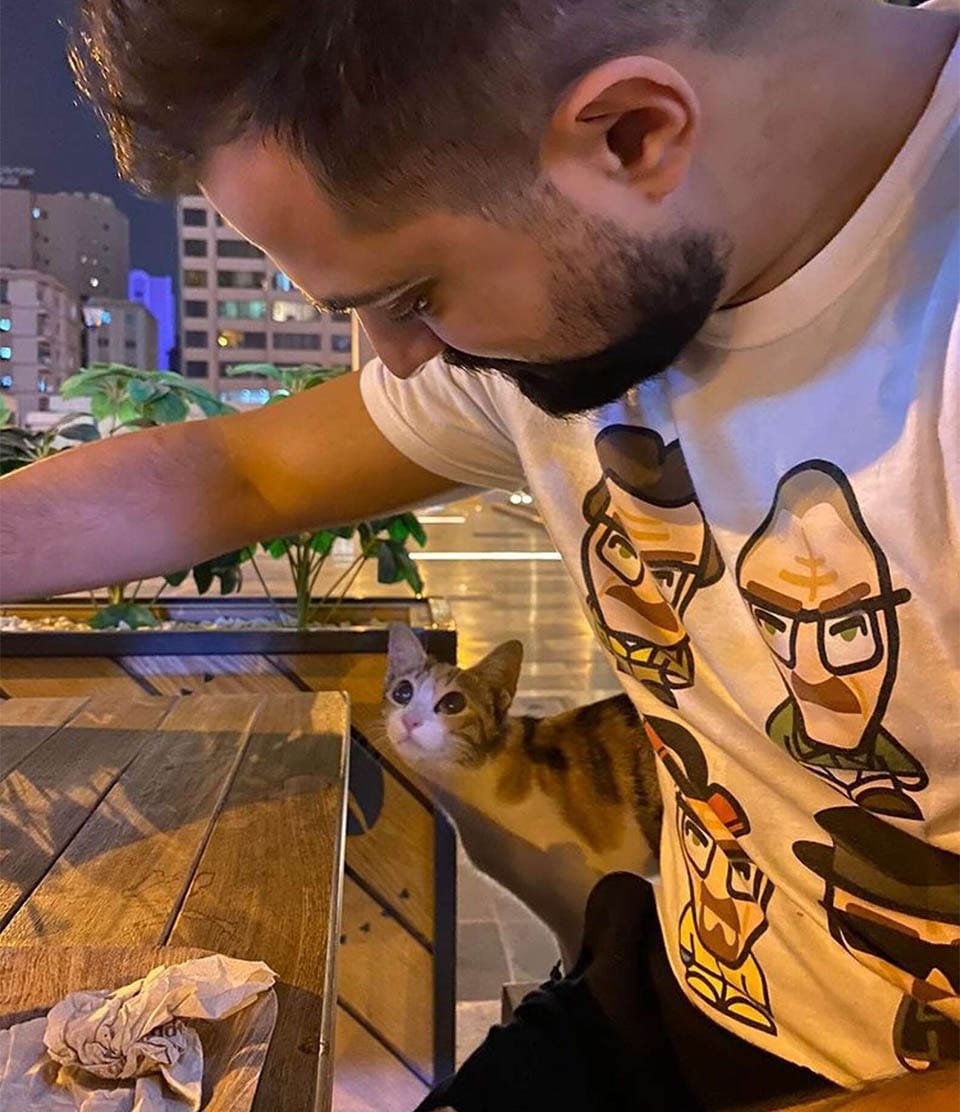 Gatita sigue hombre