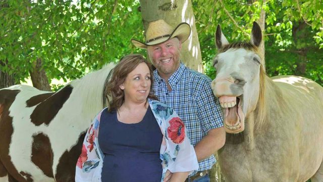 Caballo se roba el show durante sesión de fotos de maternidad de la familia