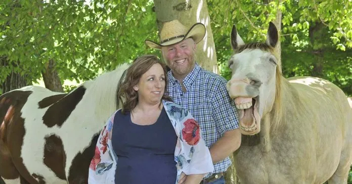 Caballo se roba el show durante sesión de fotos de maternidad de la familia