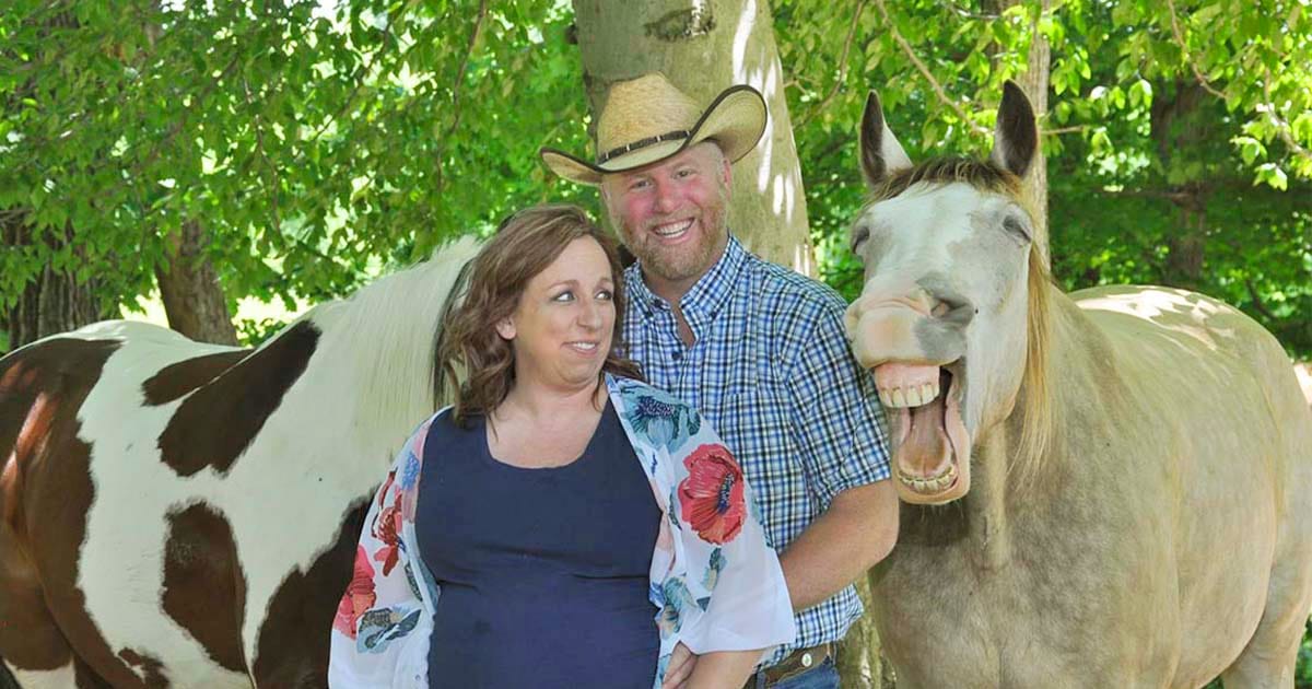 Caballo se roba el show durante sesión de fotos de maternidad de la familia