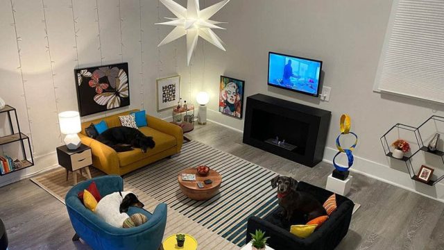 Chico convierte dormitorio en una pequeña sala de estar