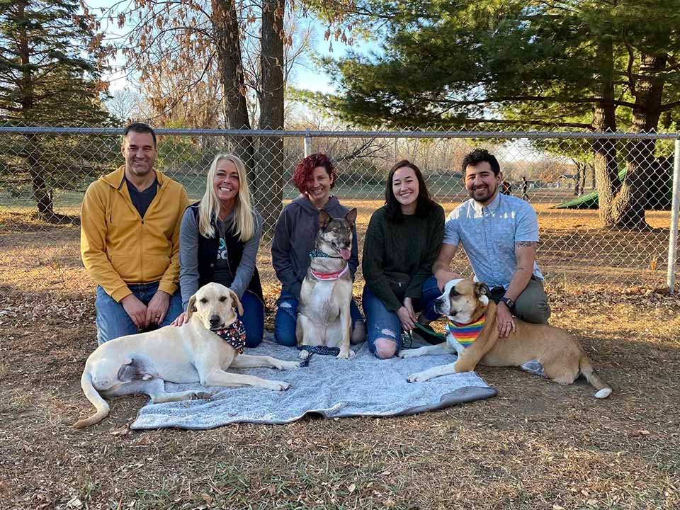 Perros rescatados de un basurero y sus familias