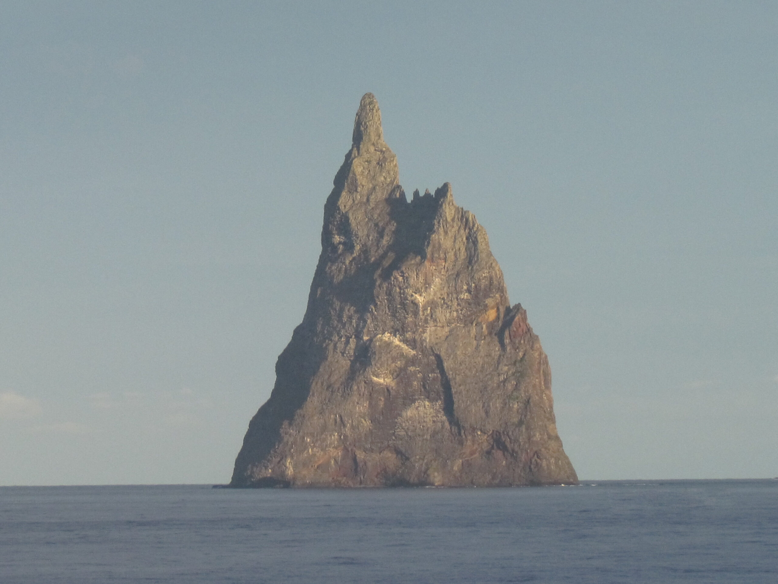 Ball's Pyramid, un peñón alto y puntiagudo que sobresale solo del mar abierto