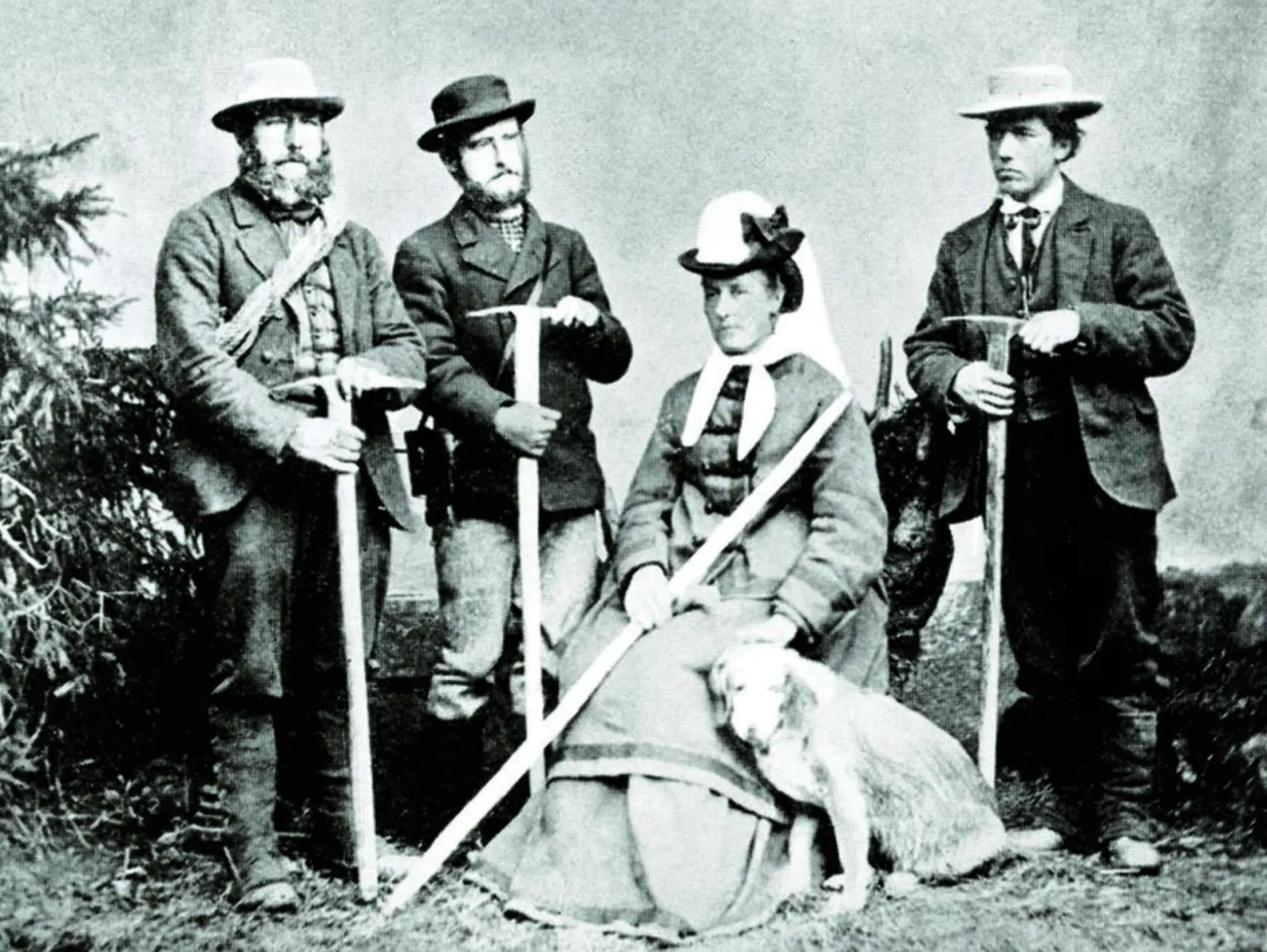 Fotografía de época de un grupo de alpinistas con la perra Tschingel: Christian y Ulrich Almer, Meta Brevoort y William A. B. Coolidge