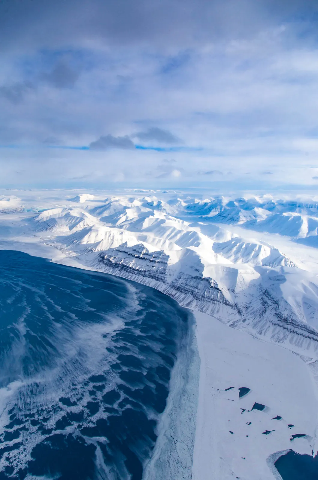 Vista desde arriba de Spitsbergen rodeada de hielo marino blanco